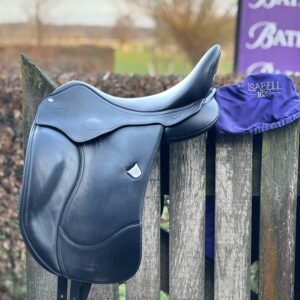 Bates Isabell icon gebruikt dressuurzadel