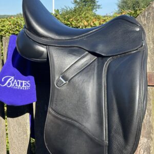 Bates Dressage tweedehands dressuurzadel. Maat 16,5 inch.