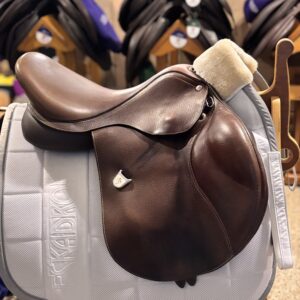 Gebruikt springzadel Bates 16,5 inch super voor een pony.