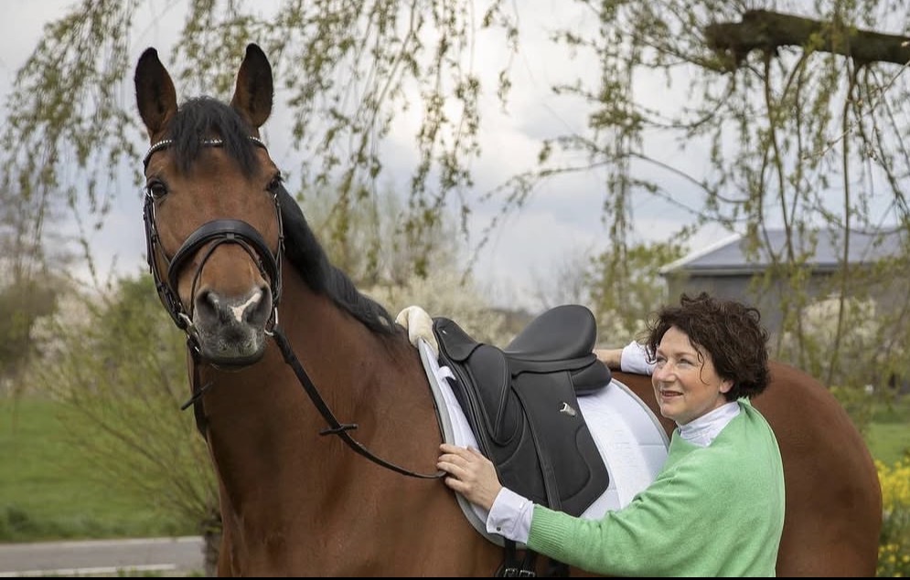 Anita Breeschoten van De Paardenschuur met paard in een correct afgesteld, passend basis hoofdstel